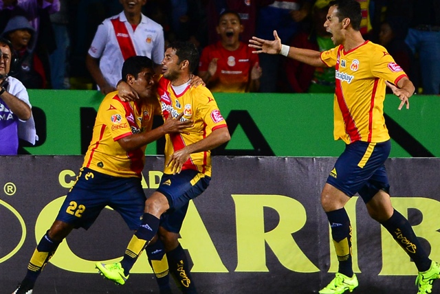 Pablo Velázquez (derecha) encabeza el festejo del tanto de Armando Zamorano 