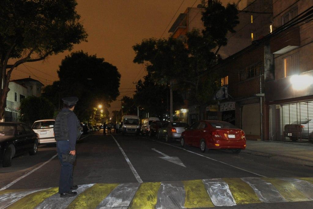 Personal de la policía capitalina cerró las calles cercanas al lugar, Zempoala y doctor José Barragán, para que los vecinos no se acercaran al condomi