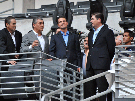 El Presidente Enrique Peña Nieto recorre el estadio en compañía de directivos de FEMSA y del gobernador.