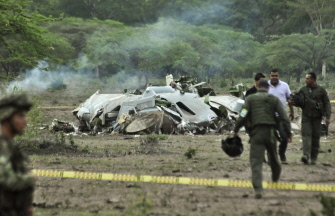 Soldados colombianos caminan junto a los restos del avión militar CASA 235 que se estrelló en Las Palomas, departamento del César 