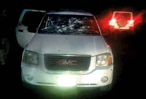 La camioneta blanca en la que viajaba la familia agredida en el municipio de Buenavista Tomatlán.