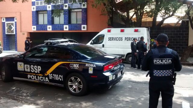 El cuerpo de la víctima, quien fue amordazada, estaba en el edificio número 150, sitio al que llegaron autoridades de la Procuraduría General de Justi