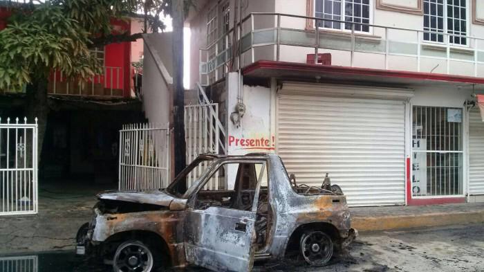 Los vehículos del diario fueron quemados. 