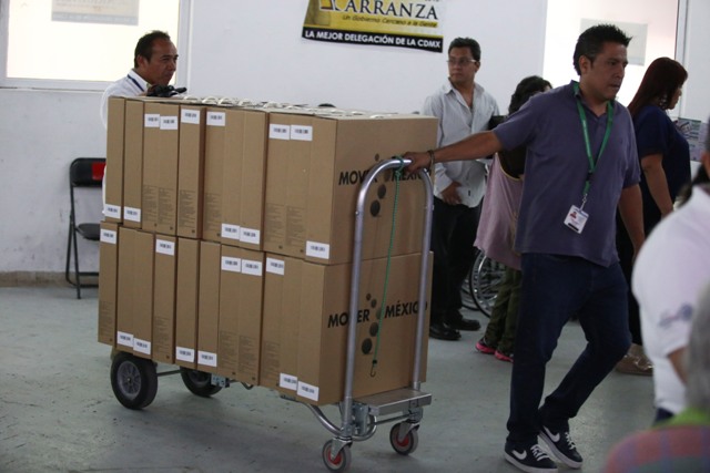 Este lunes, la Secretaría de Comunicaciones y Transportes (SCT) iniciará la entrega de casi 200 mil televisores digitales en la delegación Iztapalapa.
