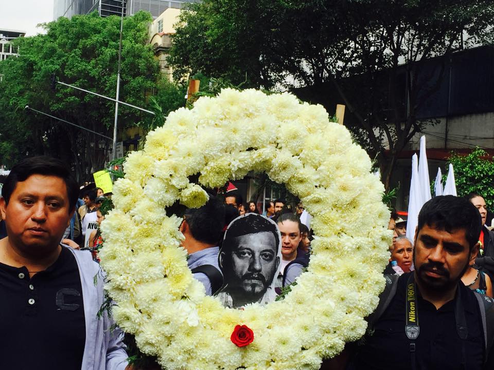 Durante la marcha llevaron una corona de flores para el fotoperiodista que fue asesinado el viernes en la colonia Narvarte.