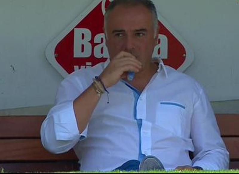 Memo Vázquez con un cigarro electrónico 