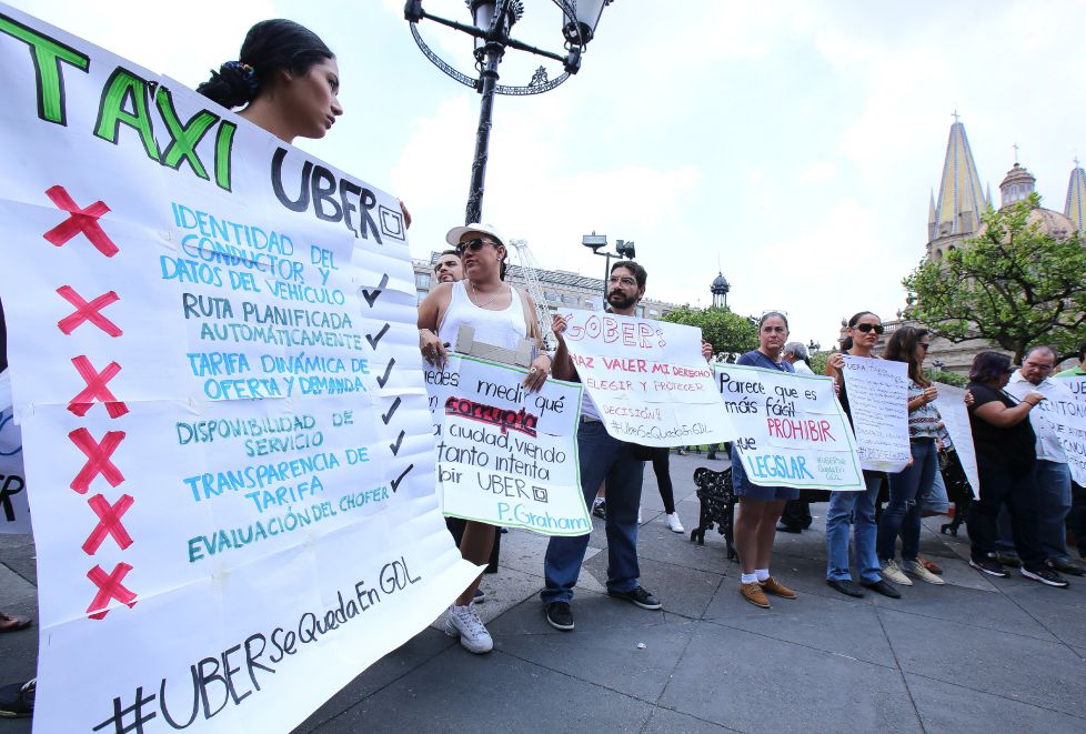 Protestan a favor del servicio de taxi ejecutivo en Guadalajara 
