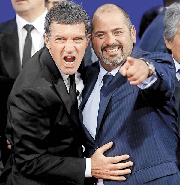 El actor español junto a Mario Sepúlveda, a quien da vida en el filme.