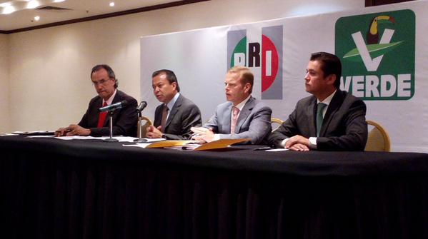 César Camacho y Arturo Escobar en conferencia de prensa.
