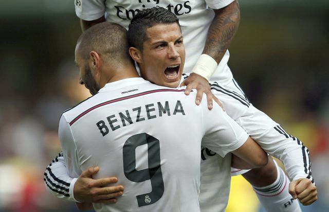 Cristiano Ronaldo festeja una anotación con Karim Benzema 