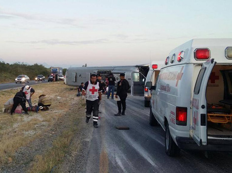Elementos de la Cruz Roja brindan auxilio a los heridos 