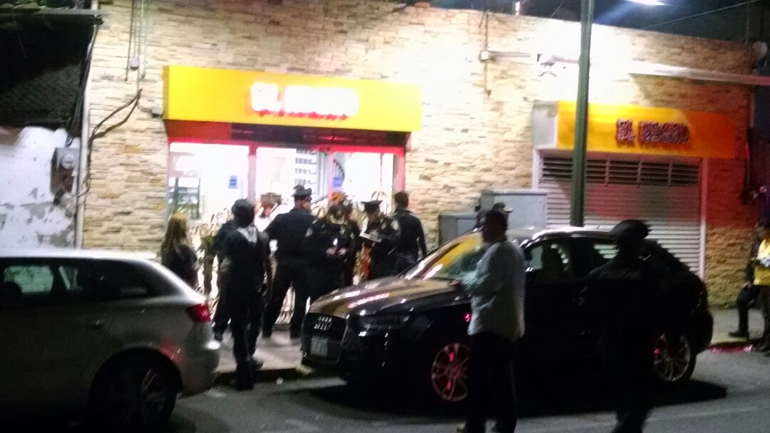 Elementos de la SSPDF resguardan la taquería "El Negro", donde ocurrió la balacera.