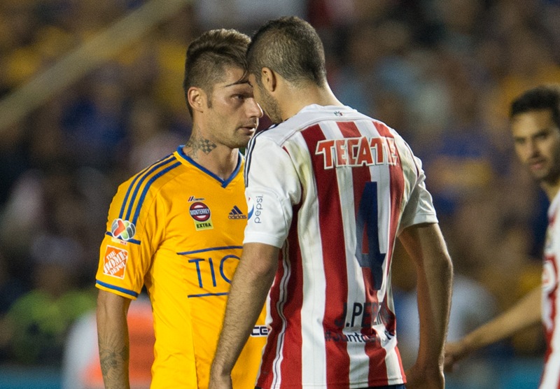 Jair Pereira encara a un jugador de Tigres
