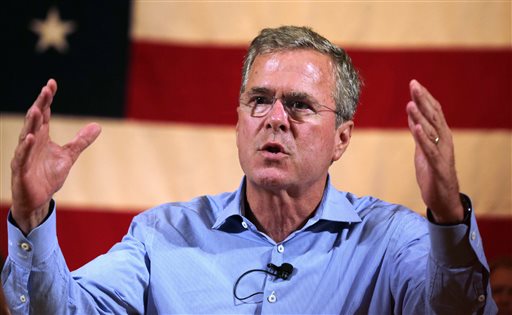 Jeb Bush se dirige a los asistentes a un acto en el ayuntamiento de Gorham, New Hampshire