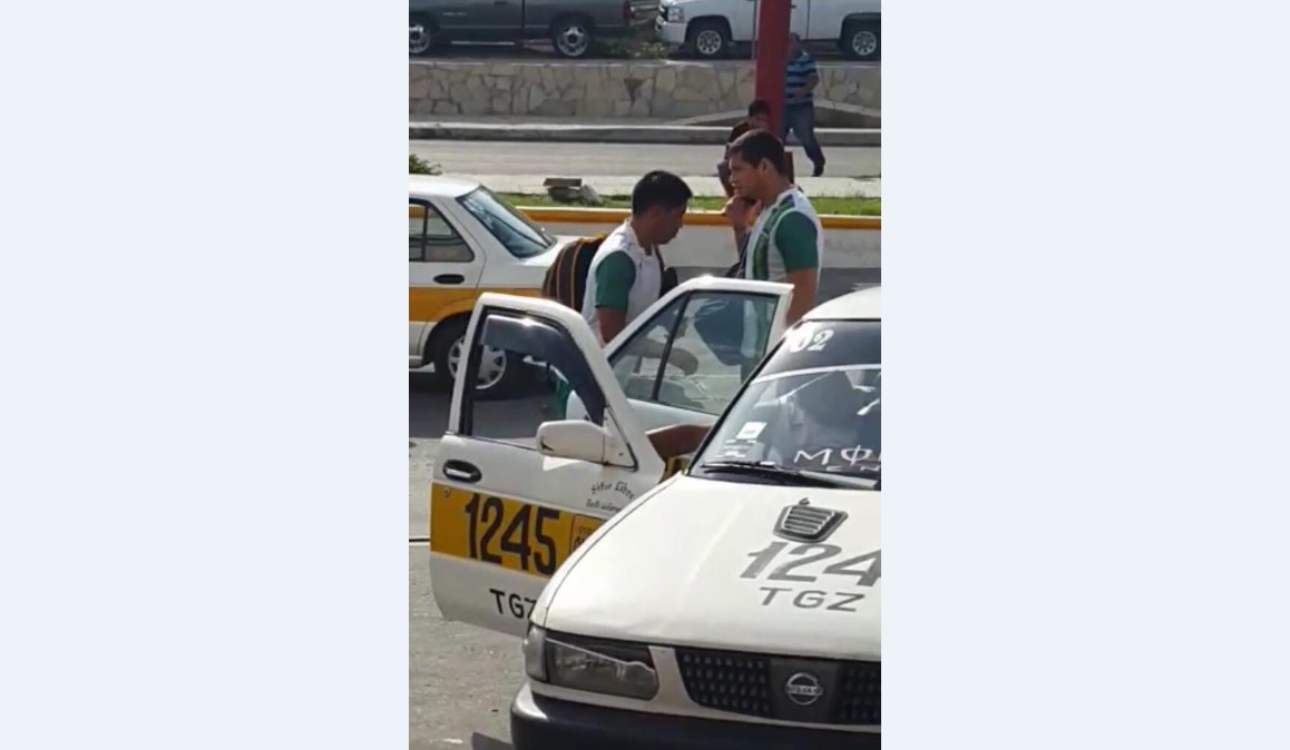 Jugadores de Cafetaleros llegan en taxi al estadio Víctor Manuel Reyna  