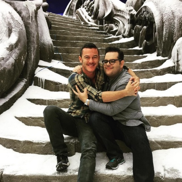 Los actores Josh Gad, quien interpreta a Lefou y Luke Evans, protagonista de Gastón. 