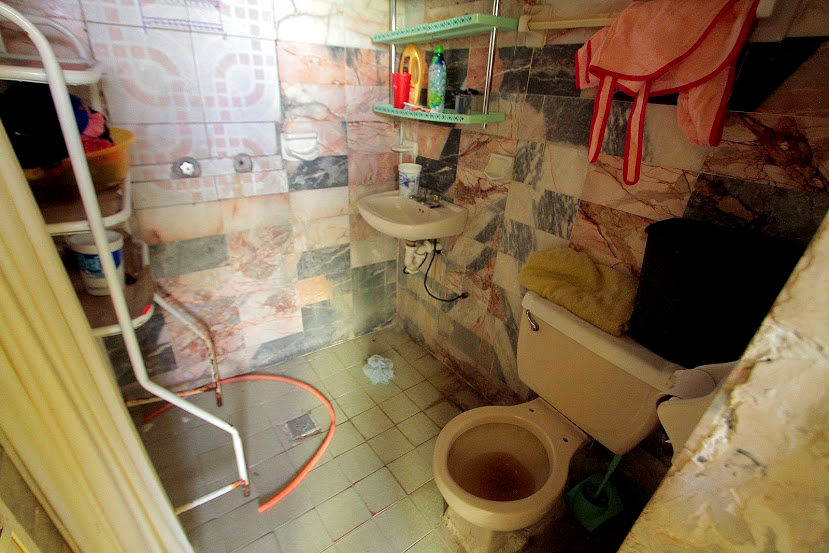 Aguas negras que salen a las casas de la colonia Abastos en Torreón.