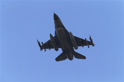 Un avión de la fuerza aérea turca, tras despegar del a base de Incirkik, en Adana, en el sur de Turquía