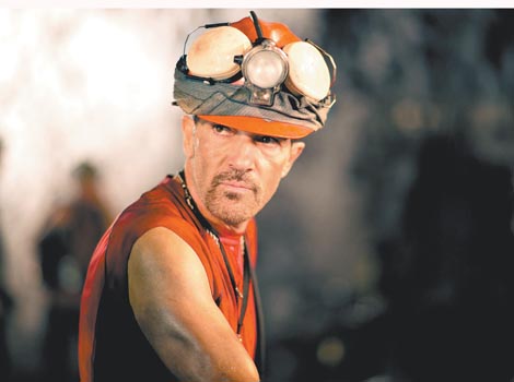 En "Los 33", Banderas interpreta al minero Mario Sepúlveda. 