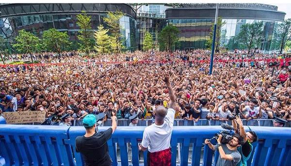 Miles salieron a las calles para conocer a Kobe Bryant 