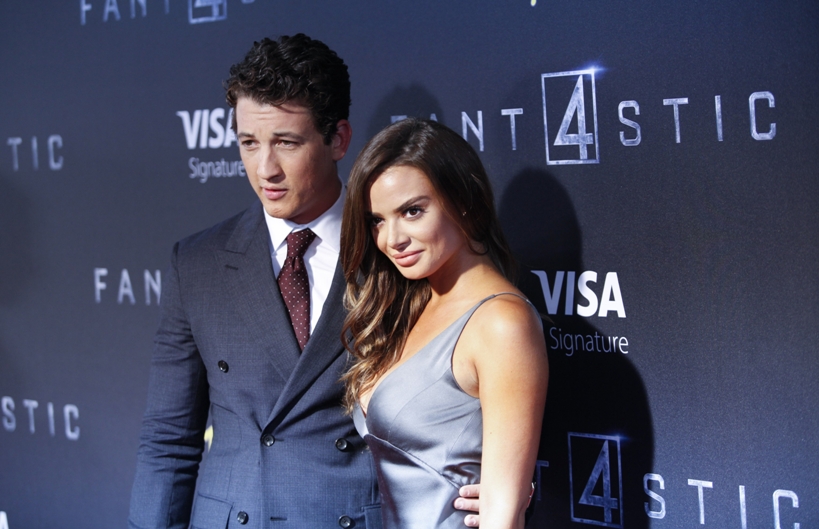 Miles Teller y Keleigh Sperry desfilaron por la alfombra roja de la cinta 'Los 4 fantásticos'. 
