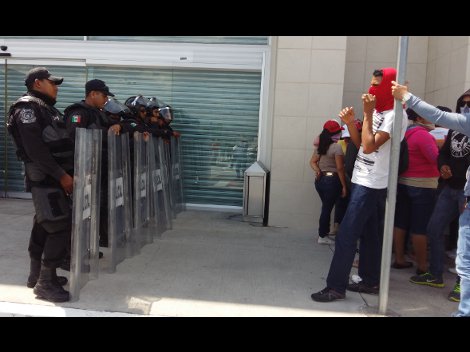 Normalistas buscan presionar a la SEG para que les otorgue plazas.