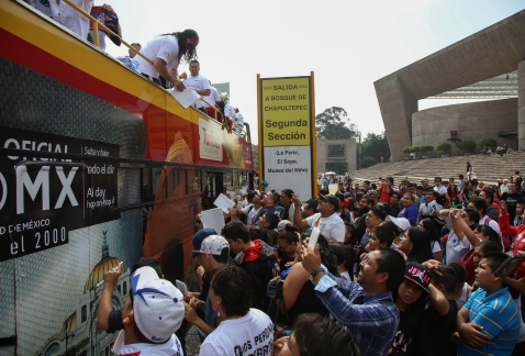 La peregrinación anual de luchadores Triple A salió del Auditorio Nacional a la Basílica de Guadalupe.
