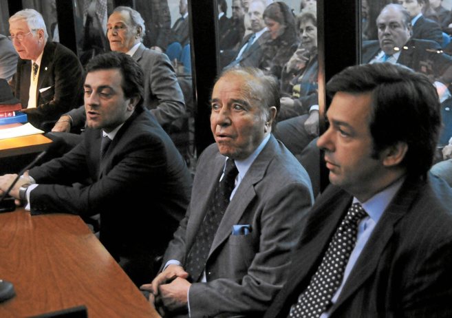 El ex presidente argentino, Carlos Menem (c), durante un juicio en Buenos Aires por tráfico de armas
