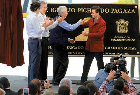 El Presidente saluda al ex gobernador Ignacio Pichardo, ante la mirada de Gerardo Ruiz Esparza y Aurelio Nuño.
