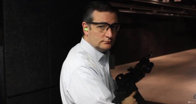 El senador republicano Ted Cruz, con una metralleta en sus manos, como con las que acostumbra a cocinar la panceta