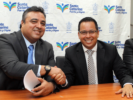 Víctor Pérez, alcalde de Santa Catarina; y Héctor Castillo, munícipe electo.