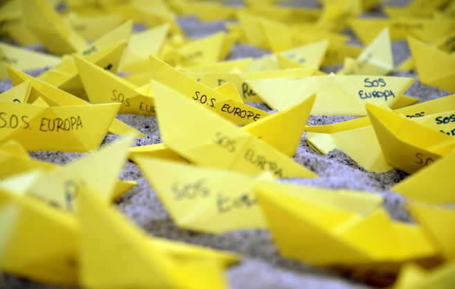 Barquitos de papel en una acción simbólica de solidaridad de Amnistía Internacional el 22 de abril por los naufragios del Mediterráneo 