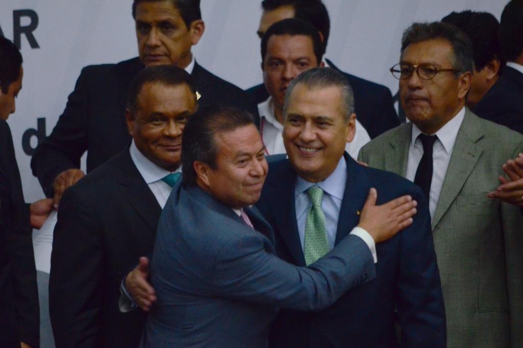 César Camacho saluda afectuosamente a Manlio Fabio Beltrones luego de la 33 sesión extraordinaria del Consejo Político Nacional del PRI.