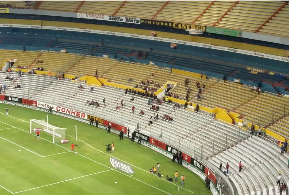Clubes unidos de Jalisco enrejó la cabecera norte del estadio Jalisco.