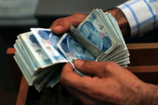 Un empleado de una casa de cambio de Estambul cuenta un fajo de billetes de liras turcas