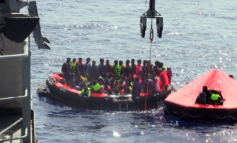 En esta imagen grabada desde el barco irlandés Le Niamh puede verse una balsa lanzada desde la embarcación con emigrantes rescatados