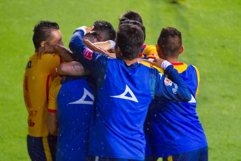 Jugadores de Morelia celebran un gol en la Copa MX 