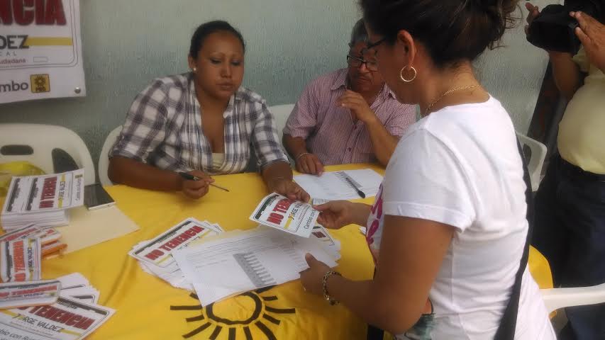 La gente acudió a apoyar con su rubrica.