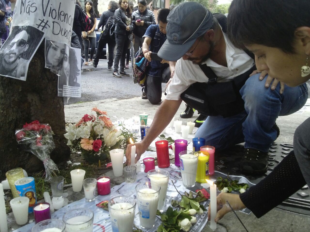 Los manifestantes colocaron una ofrenda con flores y veladoras frente al edificio de departamentos donde fueron asesinadas las cinco víctimas.