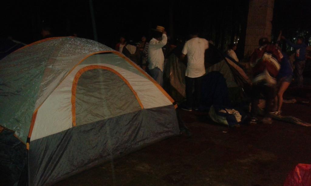 Los manifestantes continuarán este jueves con su movilización para que se instalen mesas de diálogo con autoridades educativas.