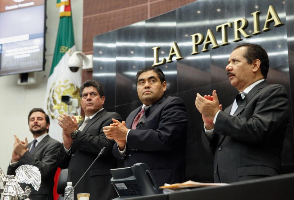 Miguel Barbosa, Luis Sánchez, Armando Ríos Piter y Zoé Robledo, usaron un moño negro en señal de luto por los homicidios en la Narvarte.