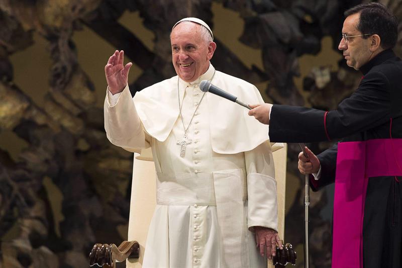 El papa Francisco aseguró que hay que mostrar más compasión para las situaciones familiares irregulares, como los divorcios en parejas católicas.