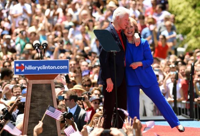 Bill Clinton se abraza a su mujer, Hillary, durante un acto de campaña de la aspirante a la candidatura demócrata a la presidencia de EU