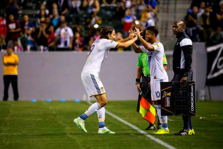 El debut de Giovani; ingresó al 56' por Alan Gordon