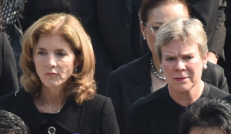 La embajadora de EU en Japón, Caroline Kennedy (i), y la subsecretaria de control de armas Rose Gottemoeller (d), en la ceremonia en Hiroshima