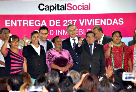 El jefe de Gobierno del Distrito Federal, Miguel Ángel Mancera, encabezó el acto de entrega de 237 viviendas, ubicadas en 10 predios en diferentes zon