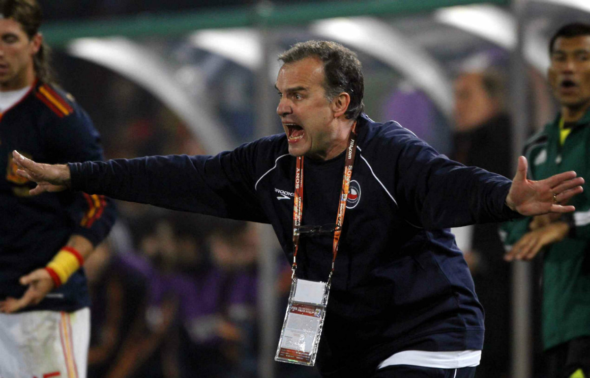 Marcelo Bielsa dirigiendo a la selección de Chile 