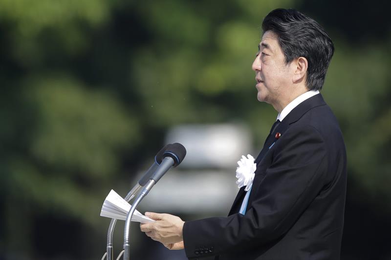 Shinzo Abe pronuncia un discurso durante la ceremonia de conmemoración por el aniversario 70 de la bomba nuclear, hoy en Hiroshima 