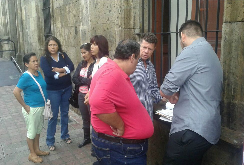 Cerca de 15 personas se reunieron a las afueras del Palacio Legislativo.