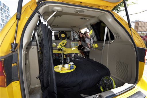 La decoración en colores amarillo y negro combina con la temática del taxi. 